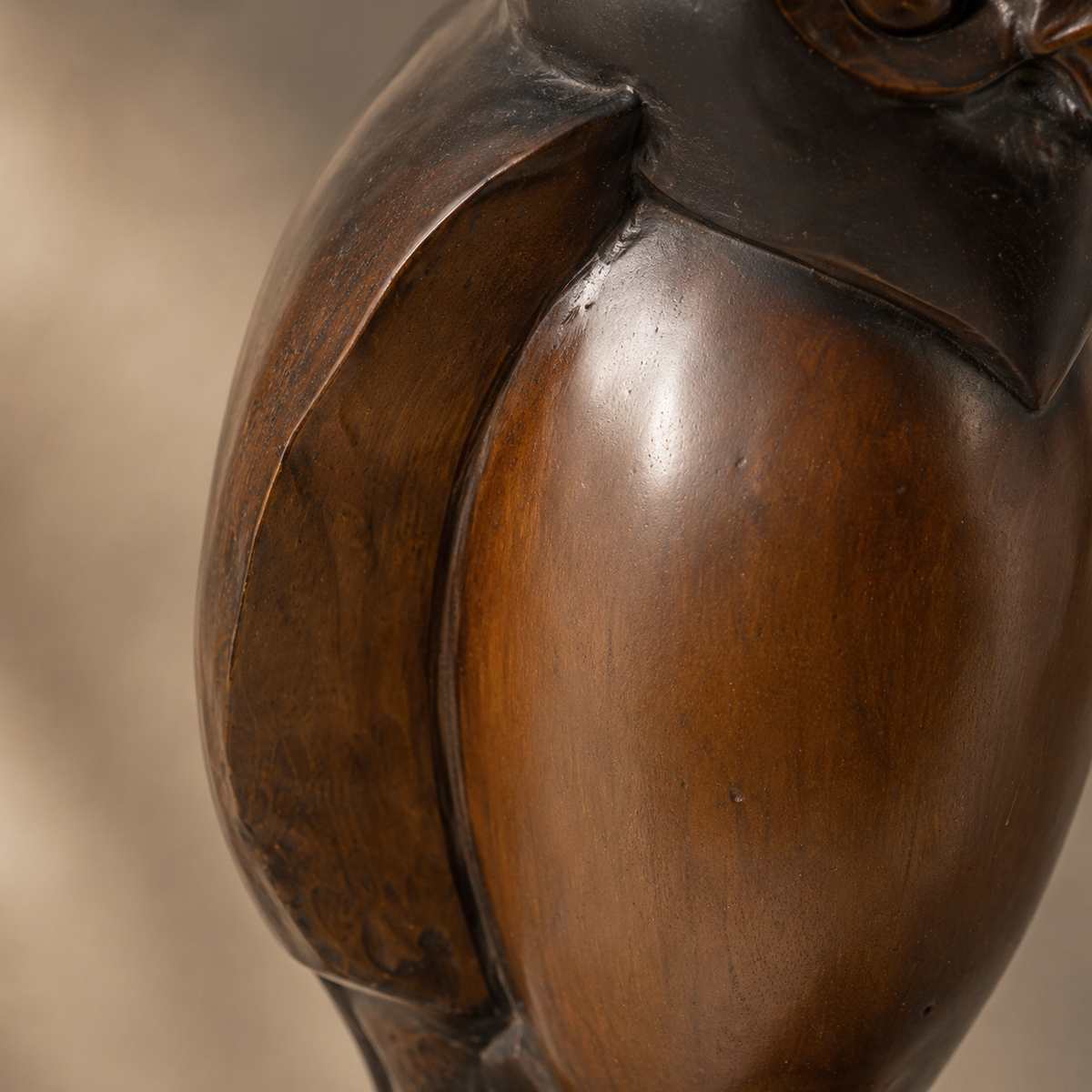 Sculpture en bronze patiné, hibou grand-duc sur souche, vue 4