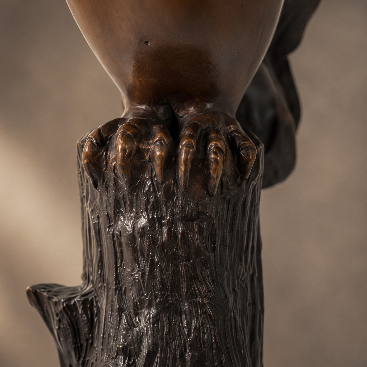 Sculpture en bronze patiné, hibou grand-duc sur souche, vue 5