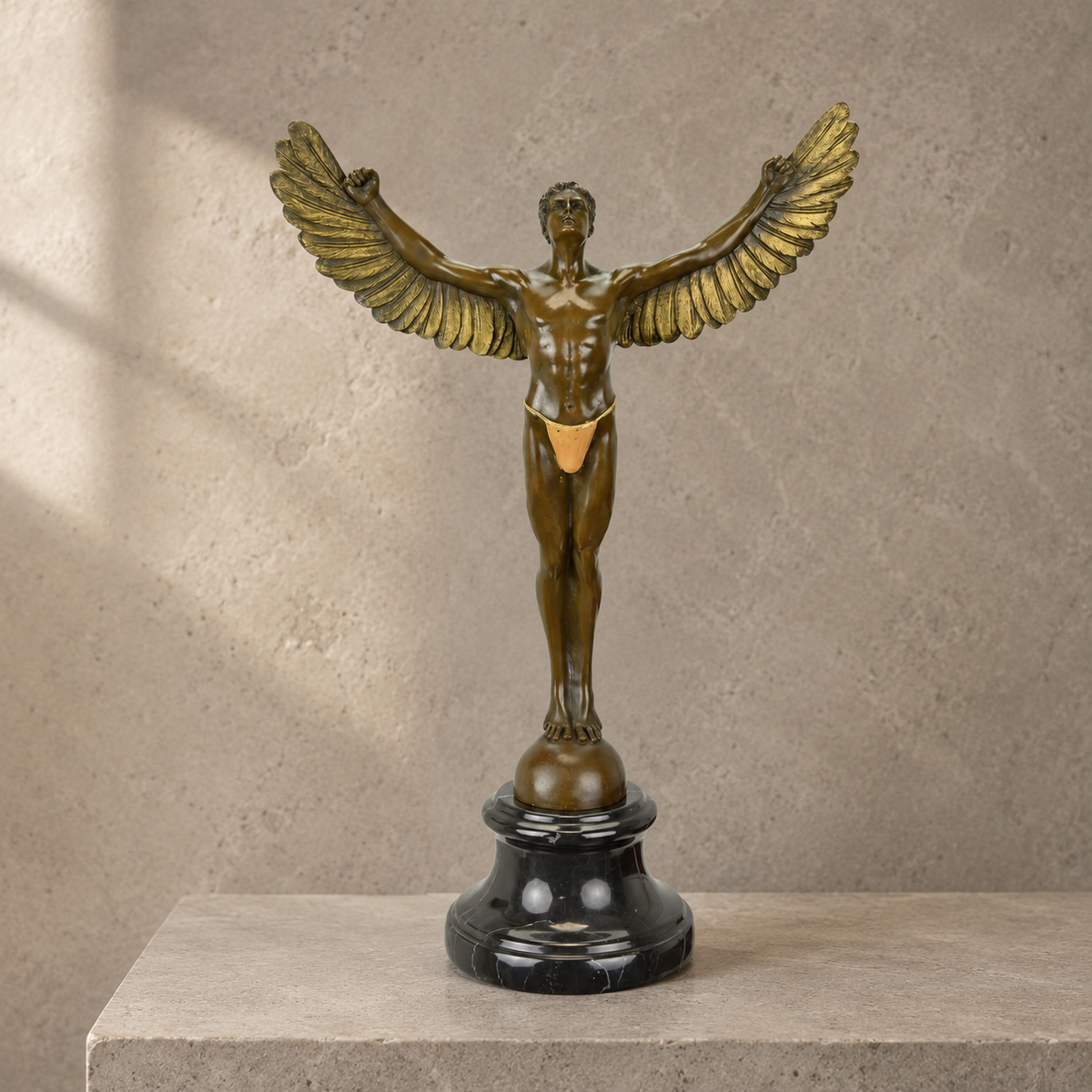 Sculpture en bronze patiné, icare aux ailes déployées