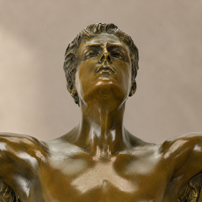 Sculpture en bronze patiné, icare aux ailes déployées, vue 2