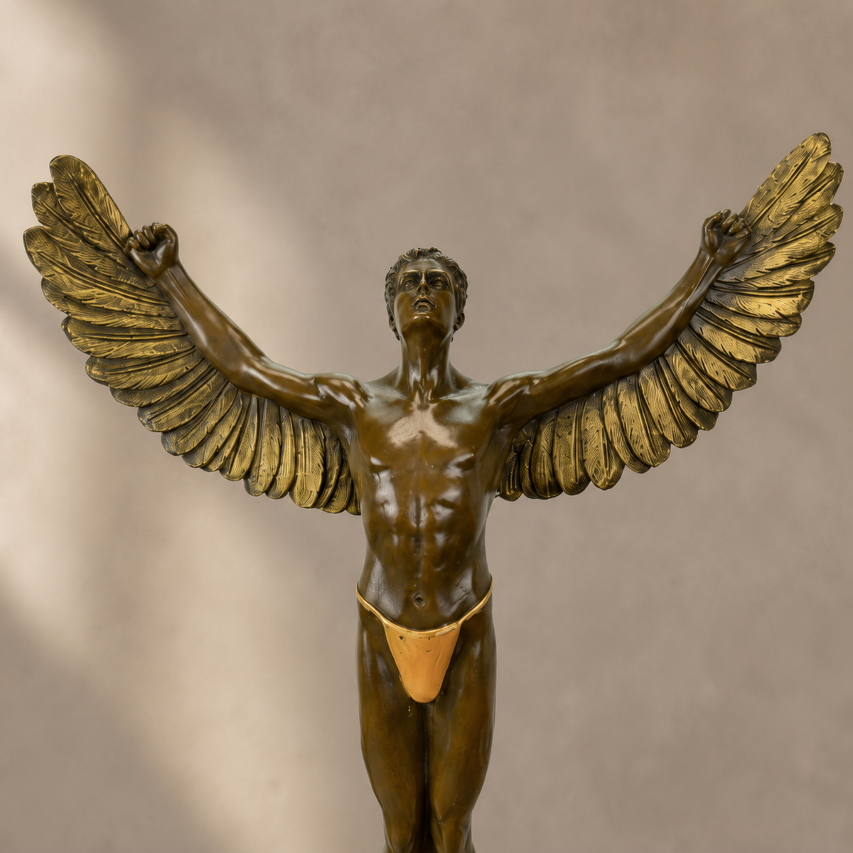 Sculpture en bronze patiné, icare aux ailes déployées, vue 3