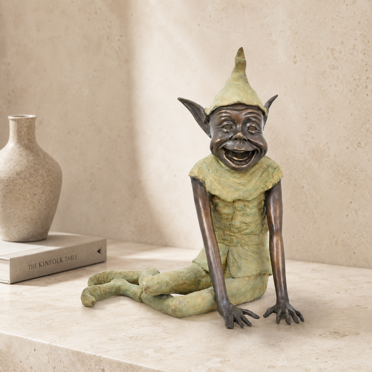 Sculpture en bronze patiné, lutin assis rieur aux oreilles pointues