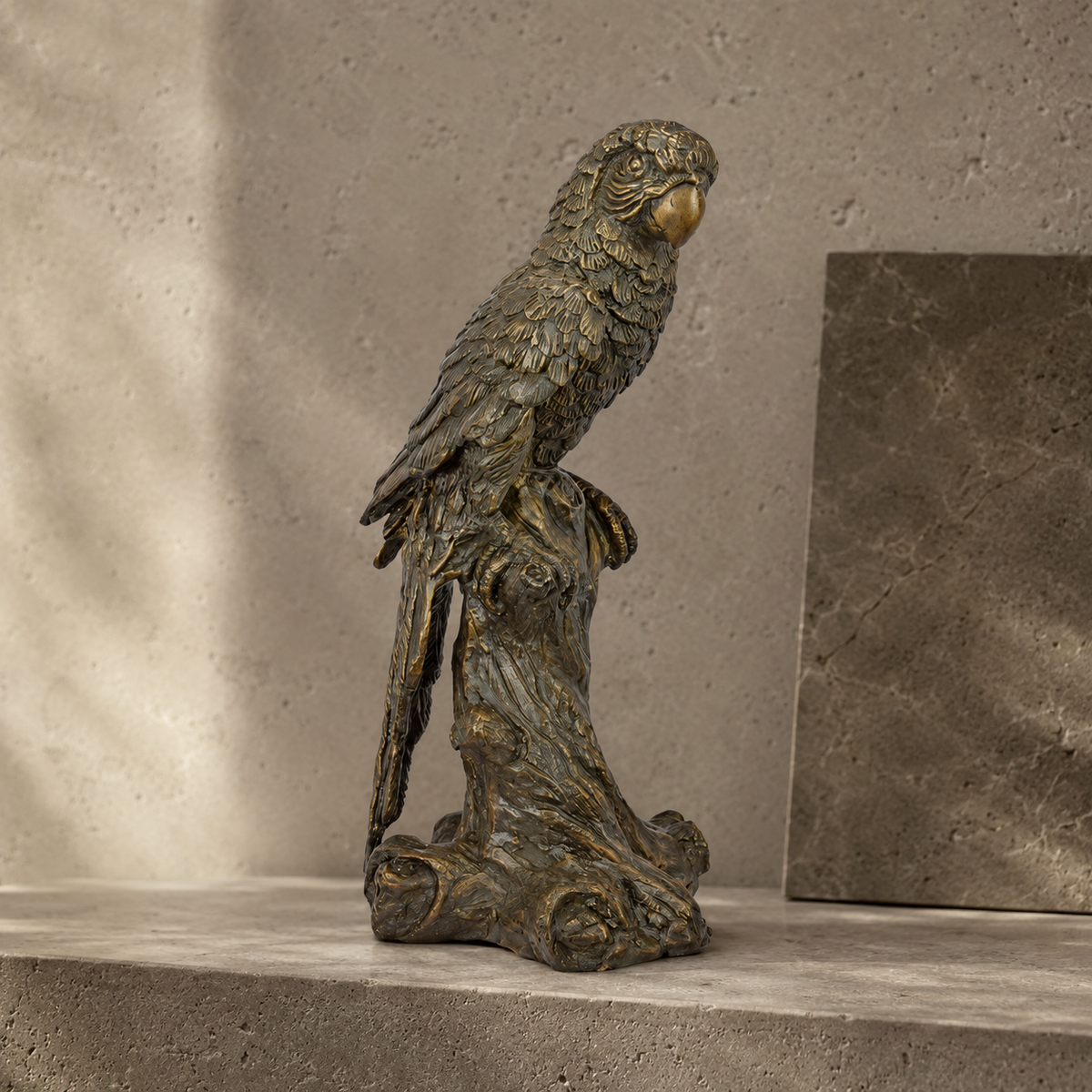 Sculpture en bronze patiné représentant un ara sur tronc