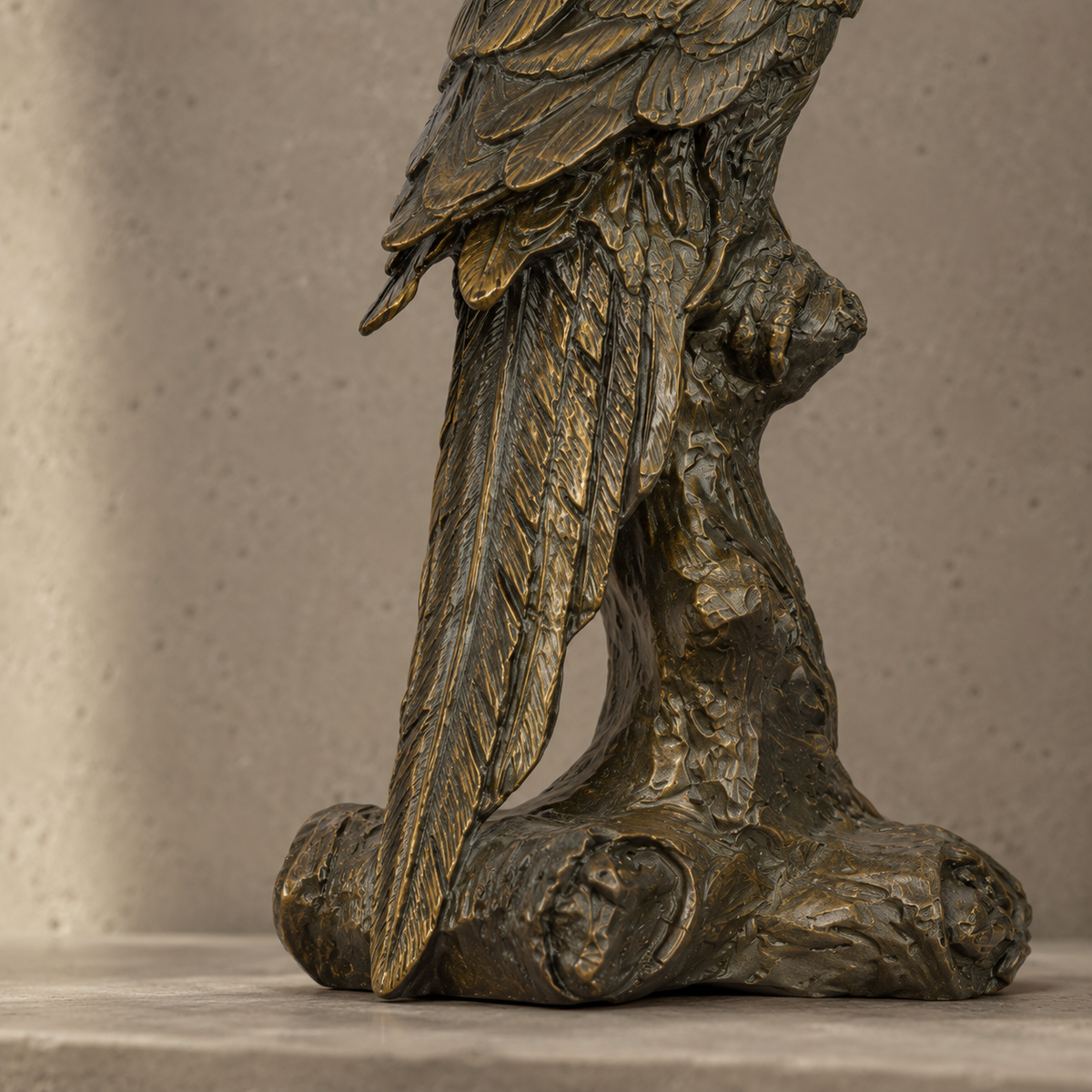 Sculpture en bronze patiné représentant un ara sur tronc, vue 6