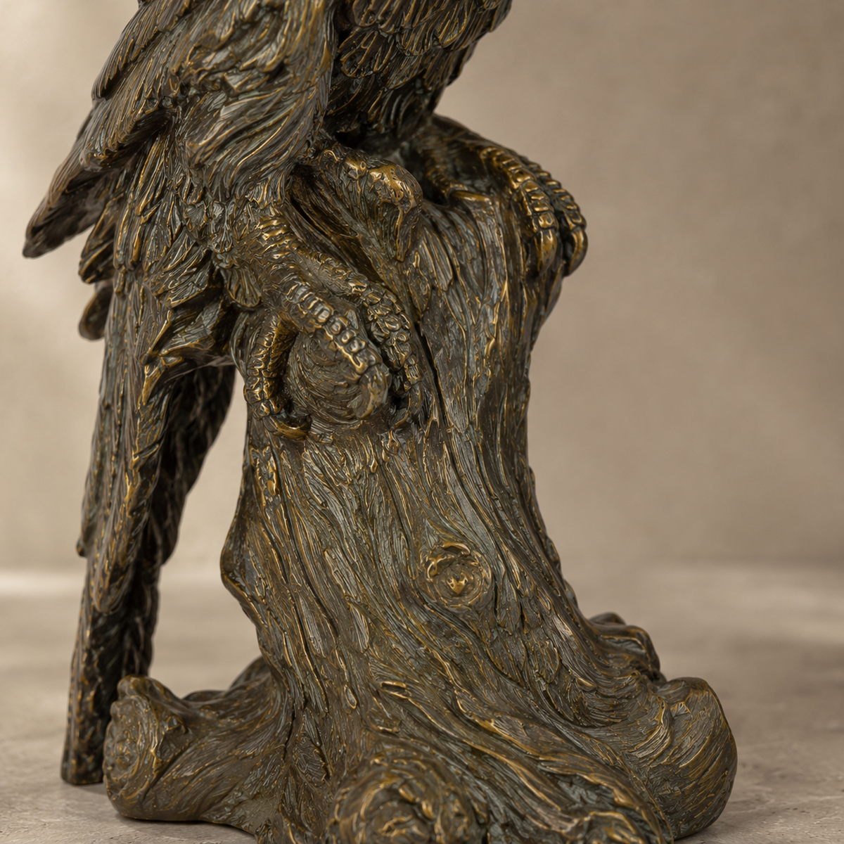 Sculpture en bronze patiné représentant un ara sur tronc, vue 7