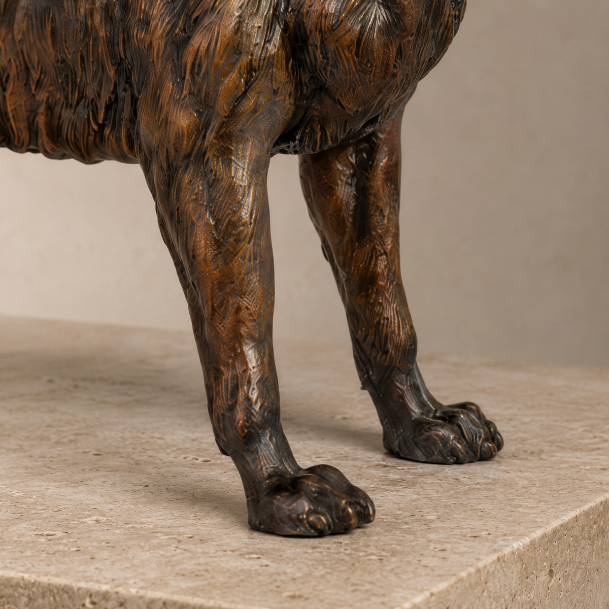 Sculpture en bronze patiné représentant un berger allemand, vue 5