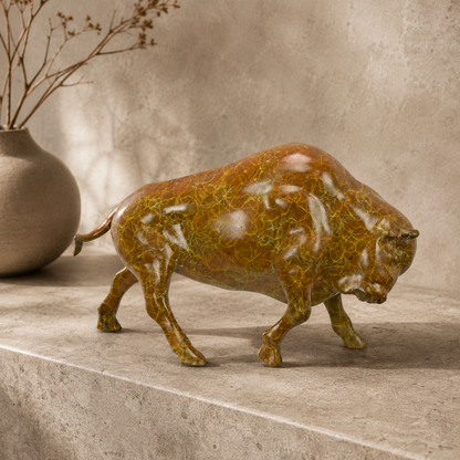Sculpture en bronze patiné représentant un bison en mouvement