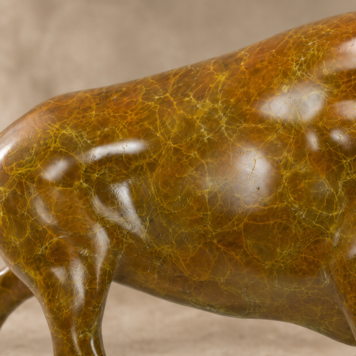Sculpture en bronze patiné représentant un bison en mouvement, vue 4