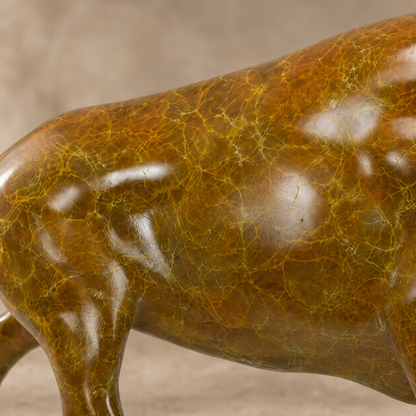 Sculpture en bronze patiné représentant un bison en mouvement, vue 4