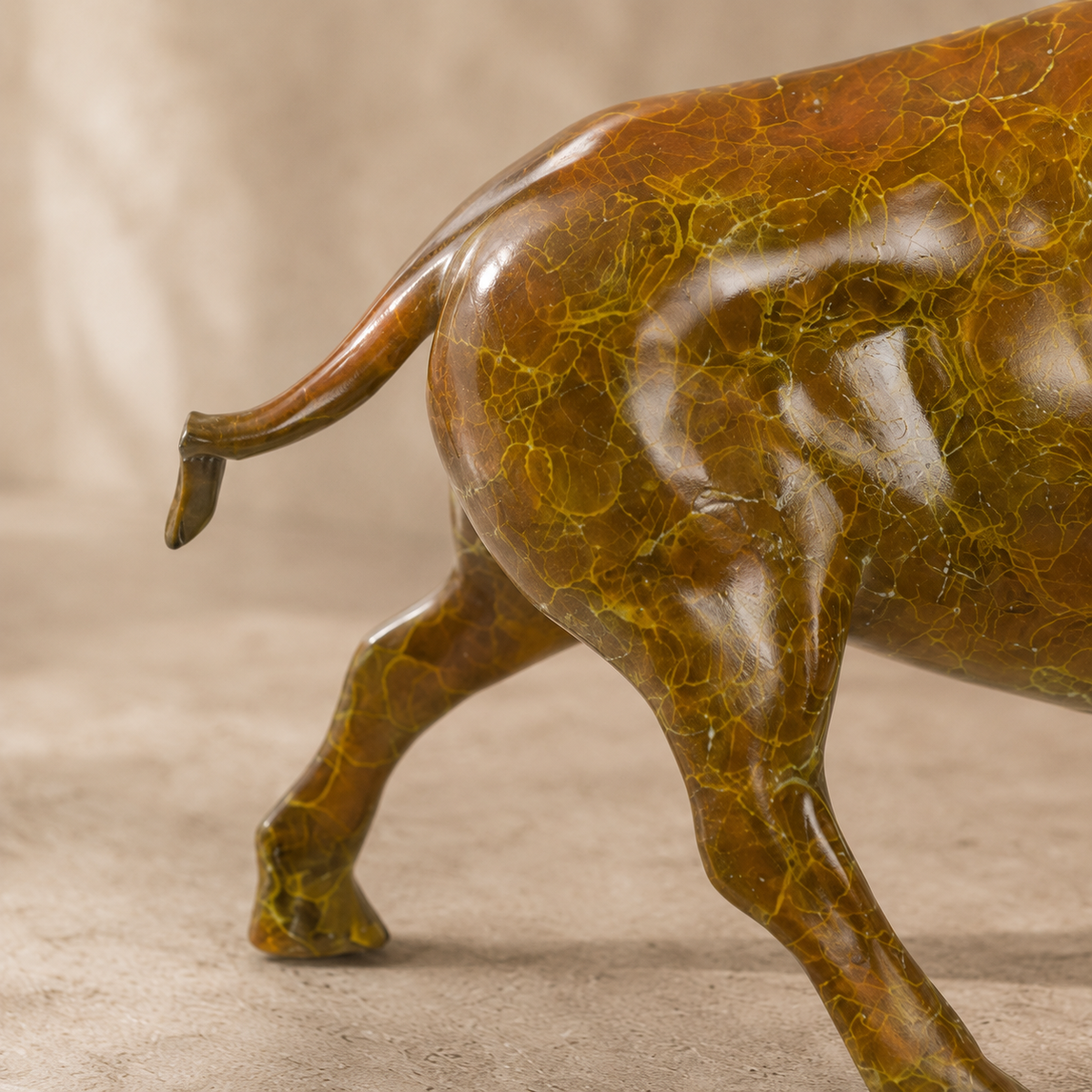 Sculpture en bronze patiné représentant un bison en mouvement, vue 5