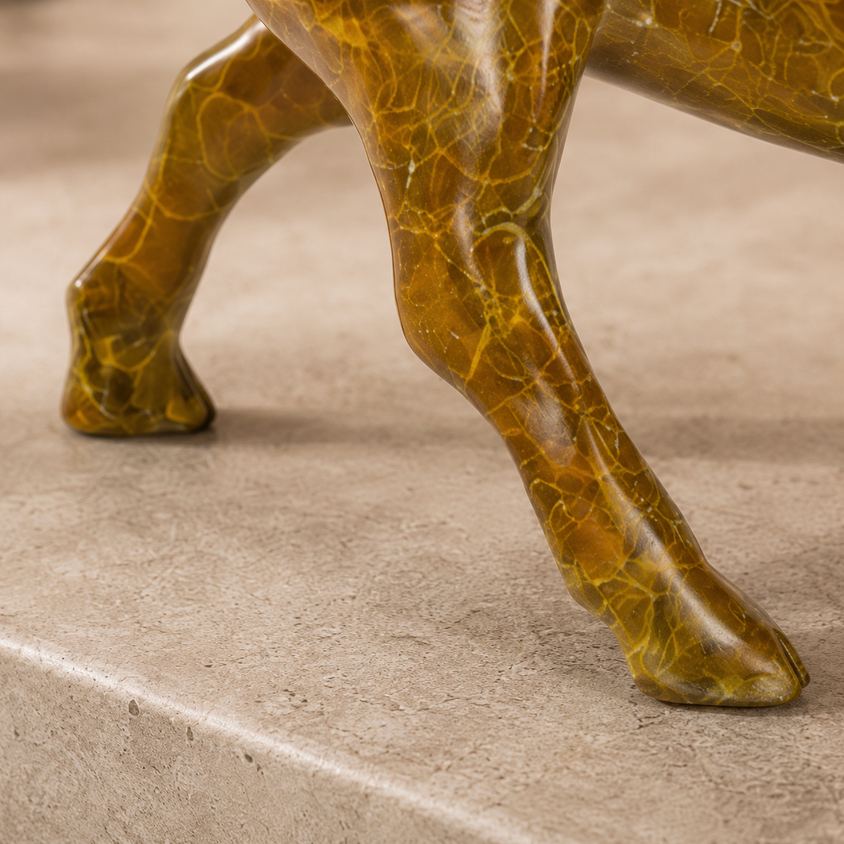 Sculpture en bronze patiné représentant un bison en mouvement, vue 6