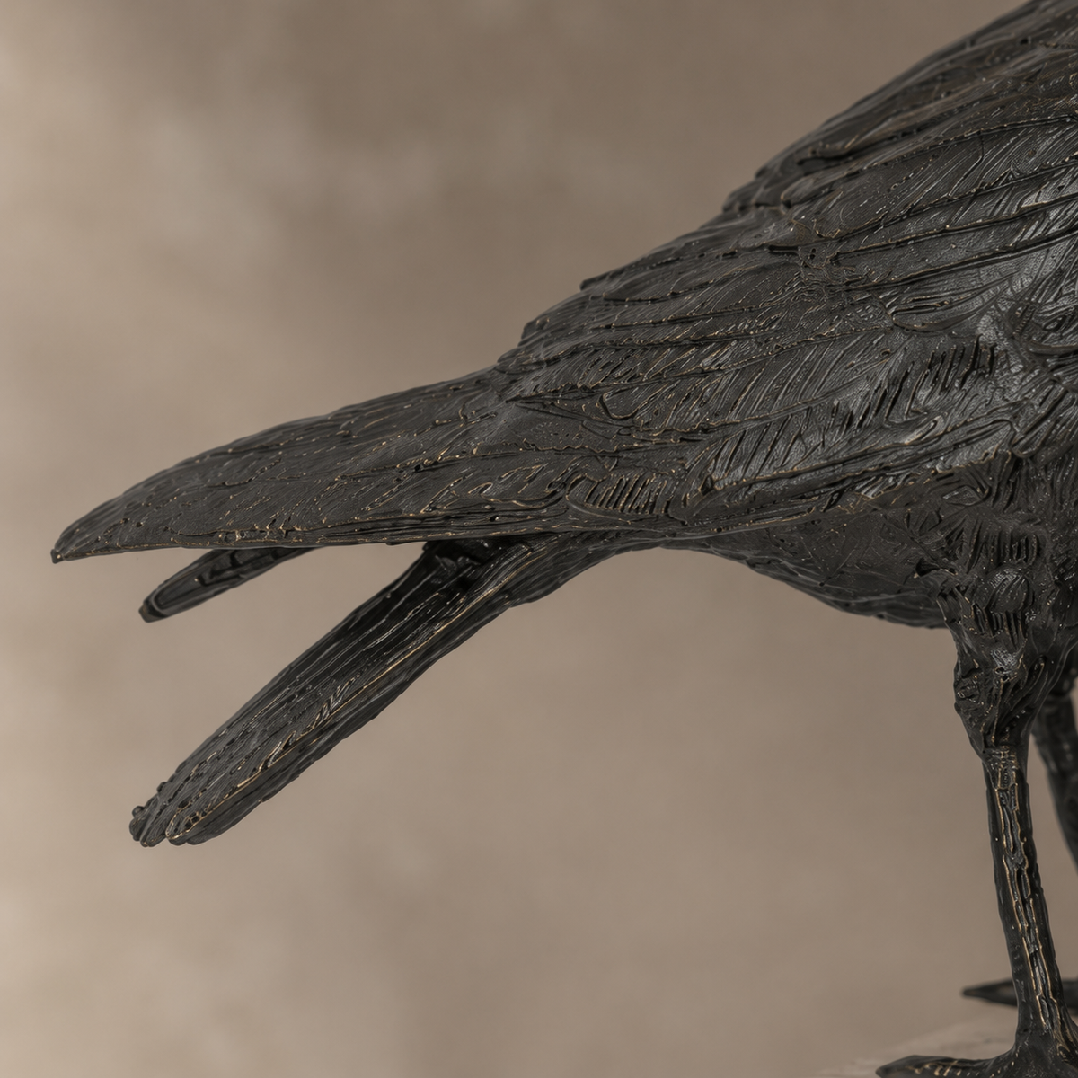 Sculpture en bronze patiné représentant un corbeau, vue 7