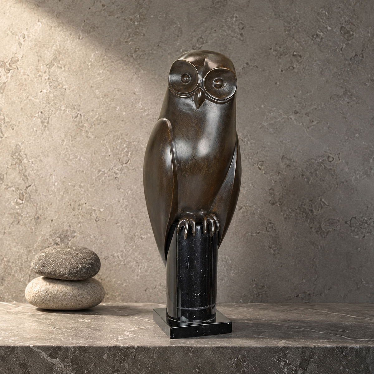 Sculpture en bronze patiné représentant un hibou stylisé