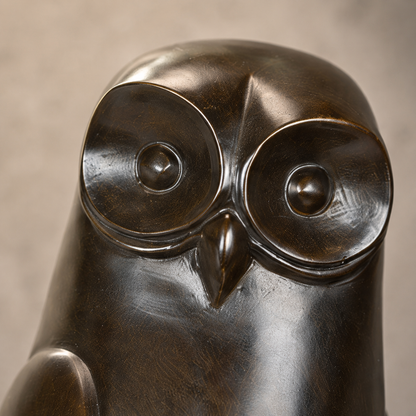 Sculpture en bronze patiné représentant un hibou stylisé, vue 2