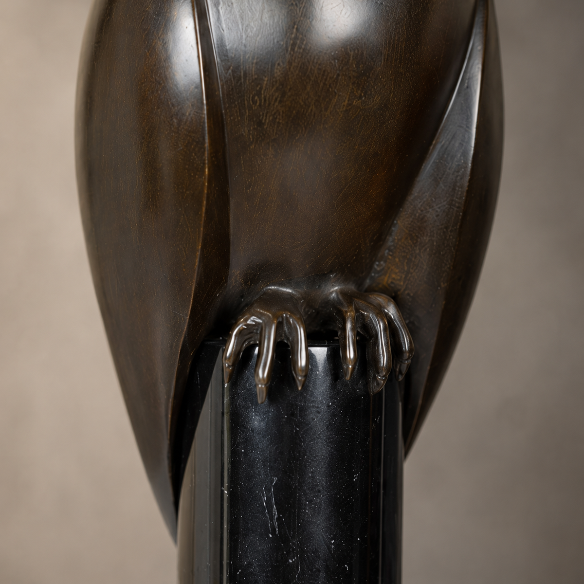 Sculpture en bronze patiné représentant un hibou stylisé, vue 5