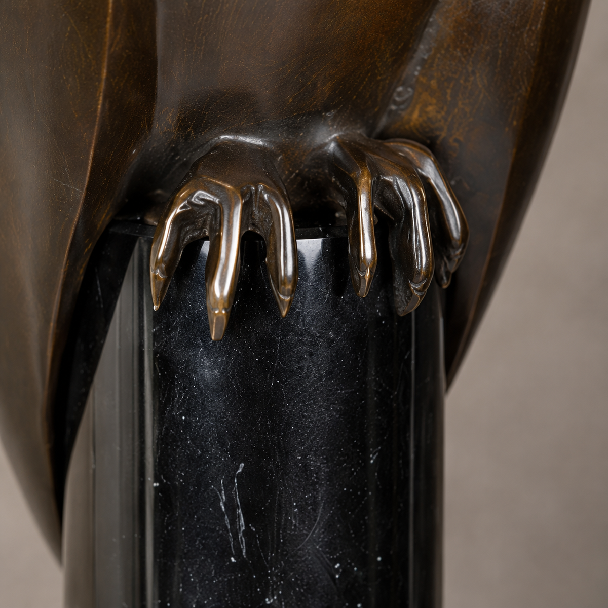 Sculpture en bronze patiné représentant un hibou stylisé, vue 6