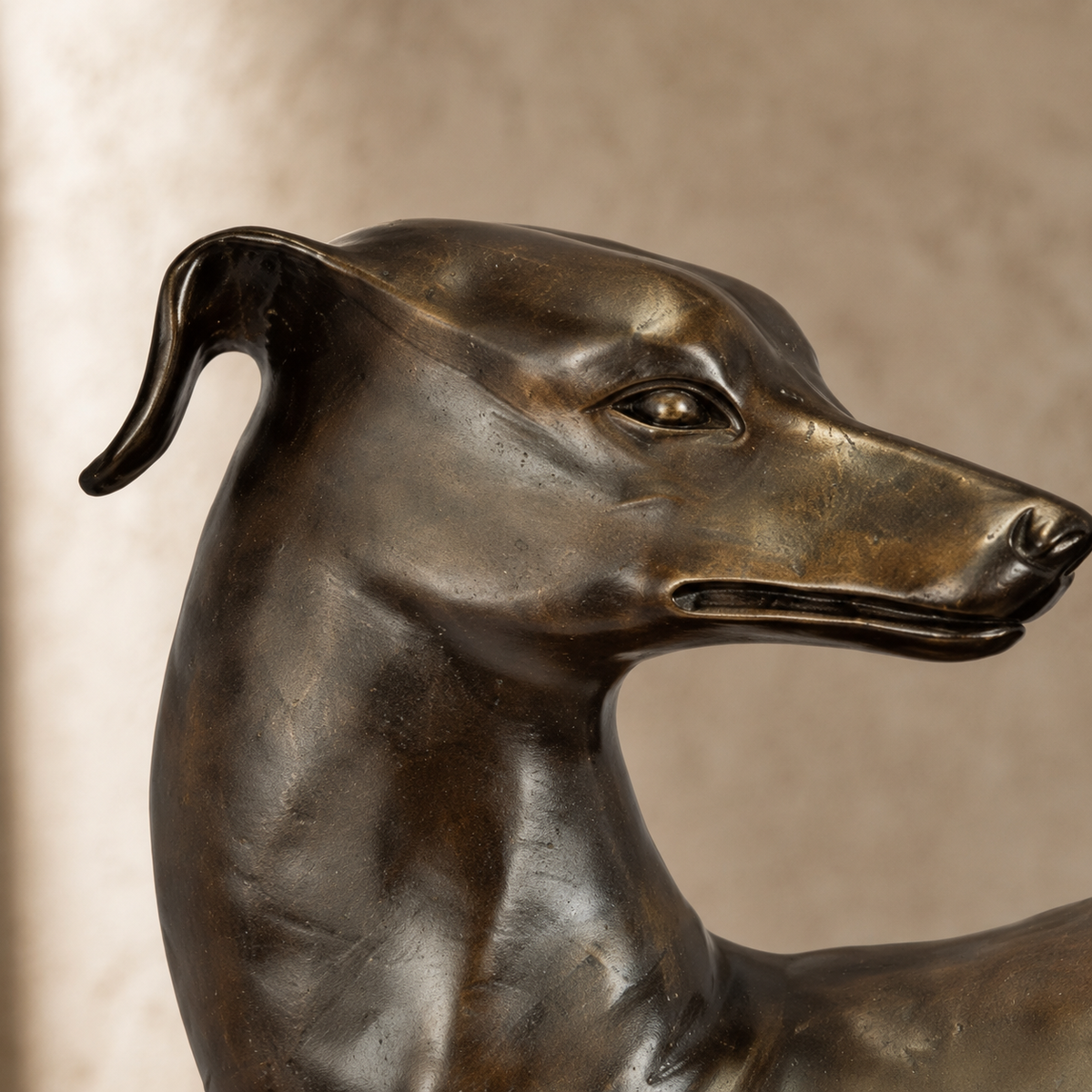 Sculpture en bronze patiné représentant un lévrier, vue 2