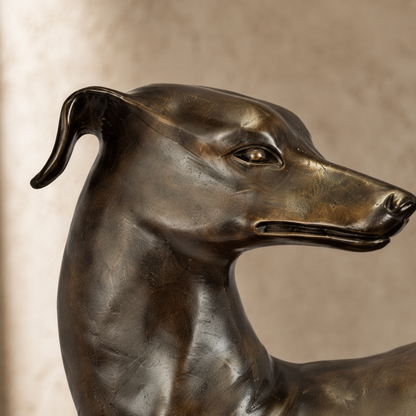 Sculpture en bronze patiné représentant un lévrier, vue 2