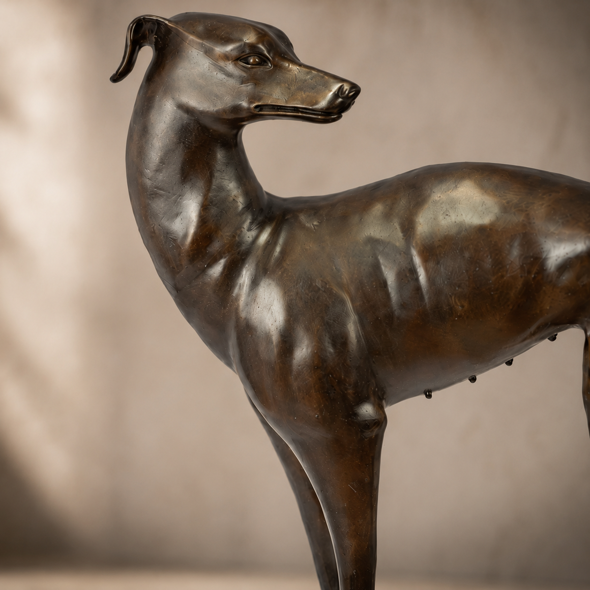 Sculpture en bronze patiné représentant un lévrier, vue 3