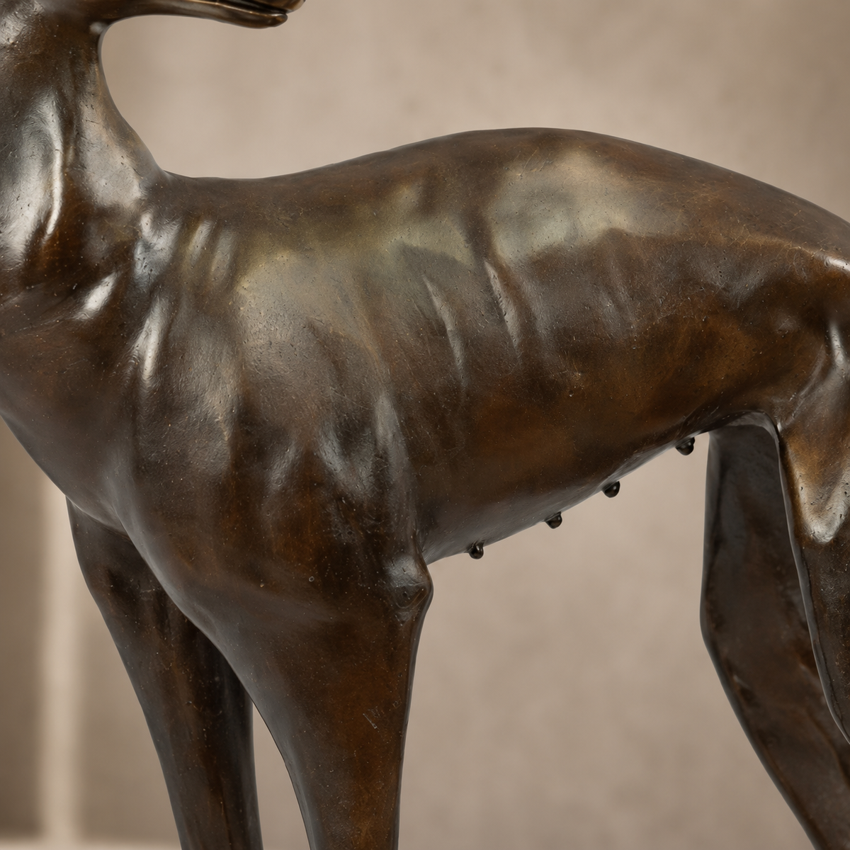 Sculpture en bronze patiné représentant un lévrier, vue 4