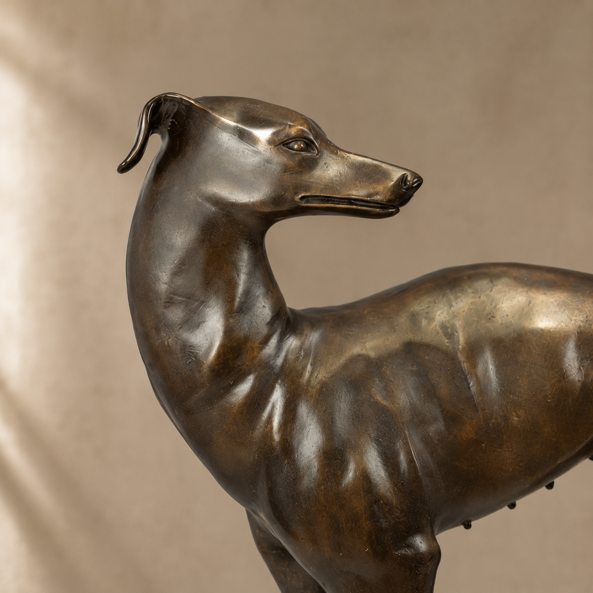 Sculpture en bronze patiné représentant un lévrier, vue 7