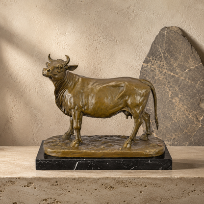Sculpture en bronze patiné représentant une vache sur marbre