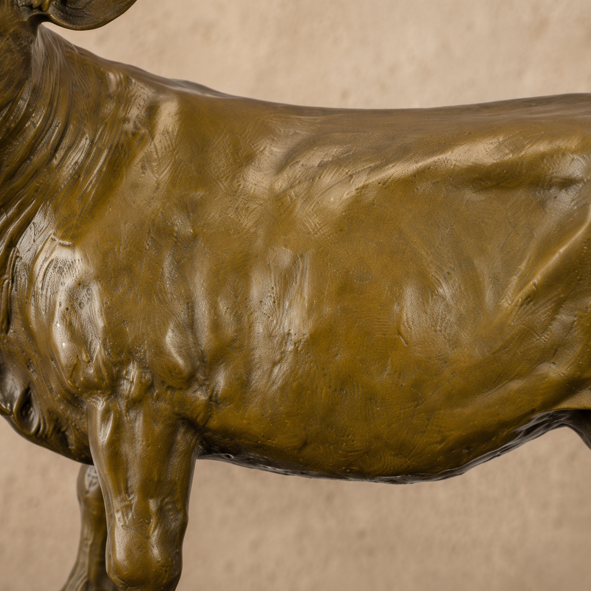 Sculpture en bronze patiné représentant une vache sur marbre, vue 3