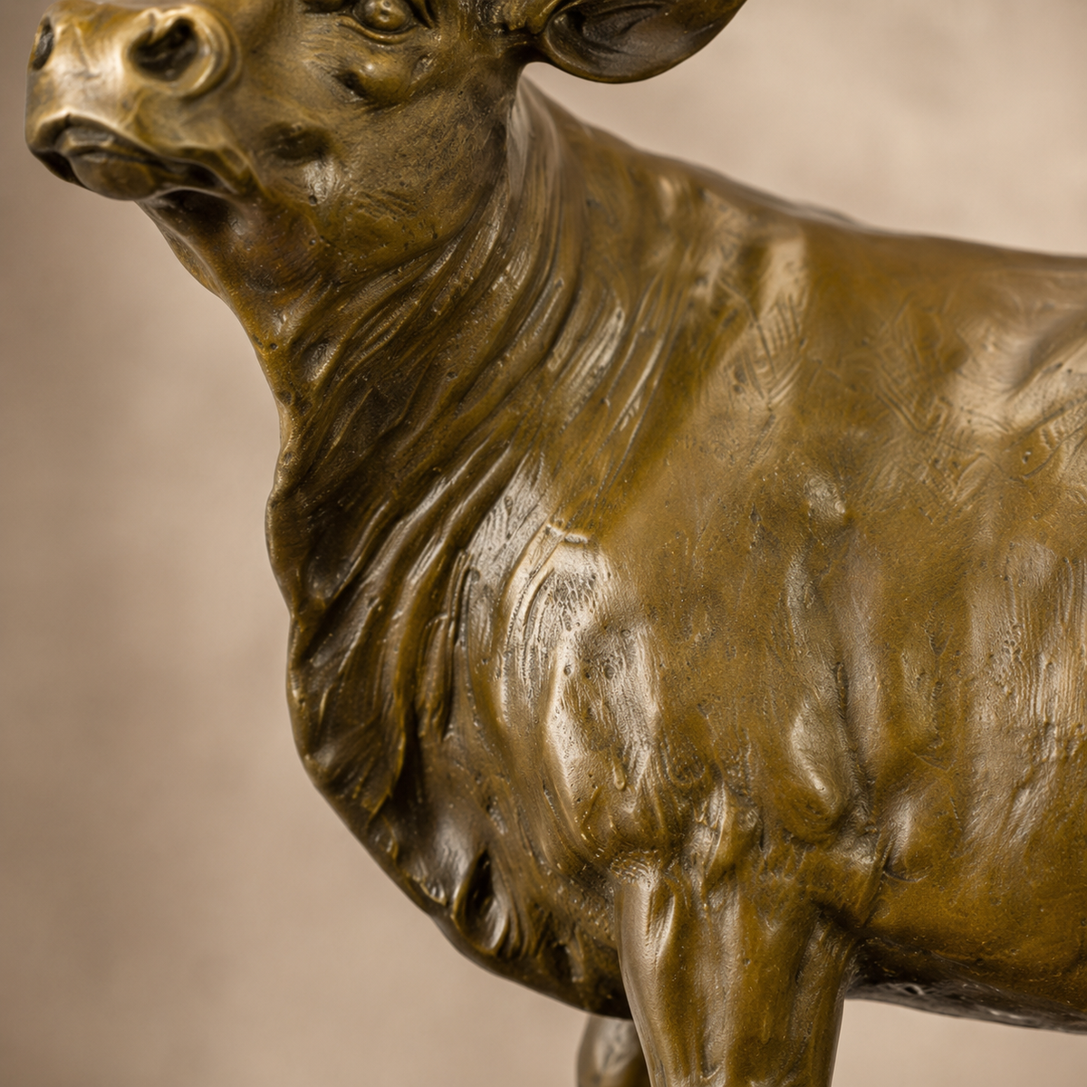 Sculpture en bronze patiné représentant une vache sur marbre, vue 4