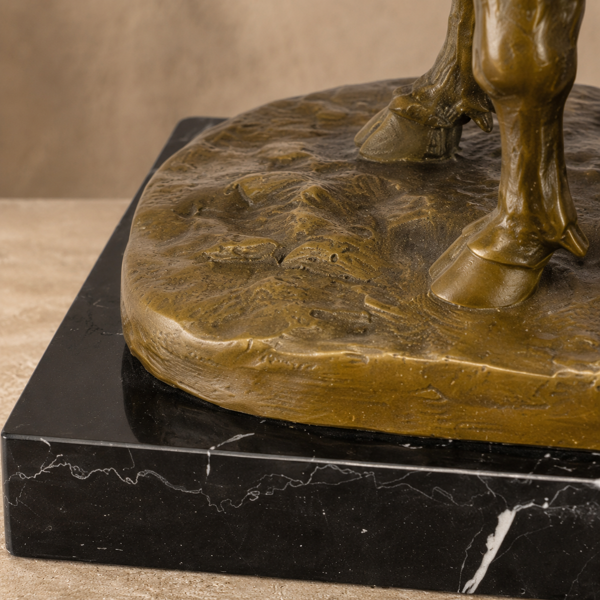 Sculpture en bronze patiné représentant une vache sur marbre, vue 5