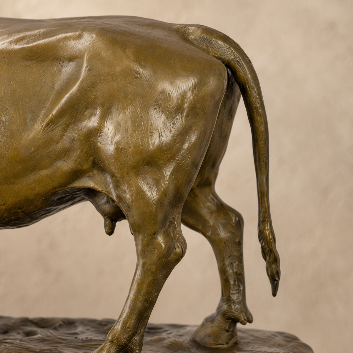 Sculpture en bronze patiné représentant une vache sur marbre, vue 6
