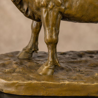 Sculpture en bronze patiné représentant une vache sur marbre, vue 7
