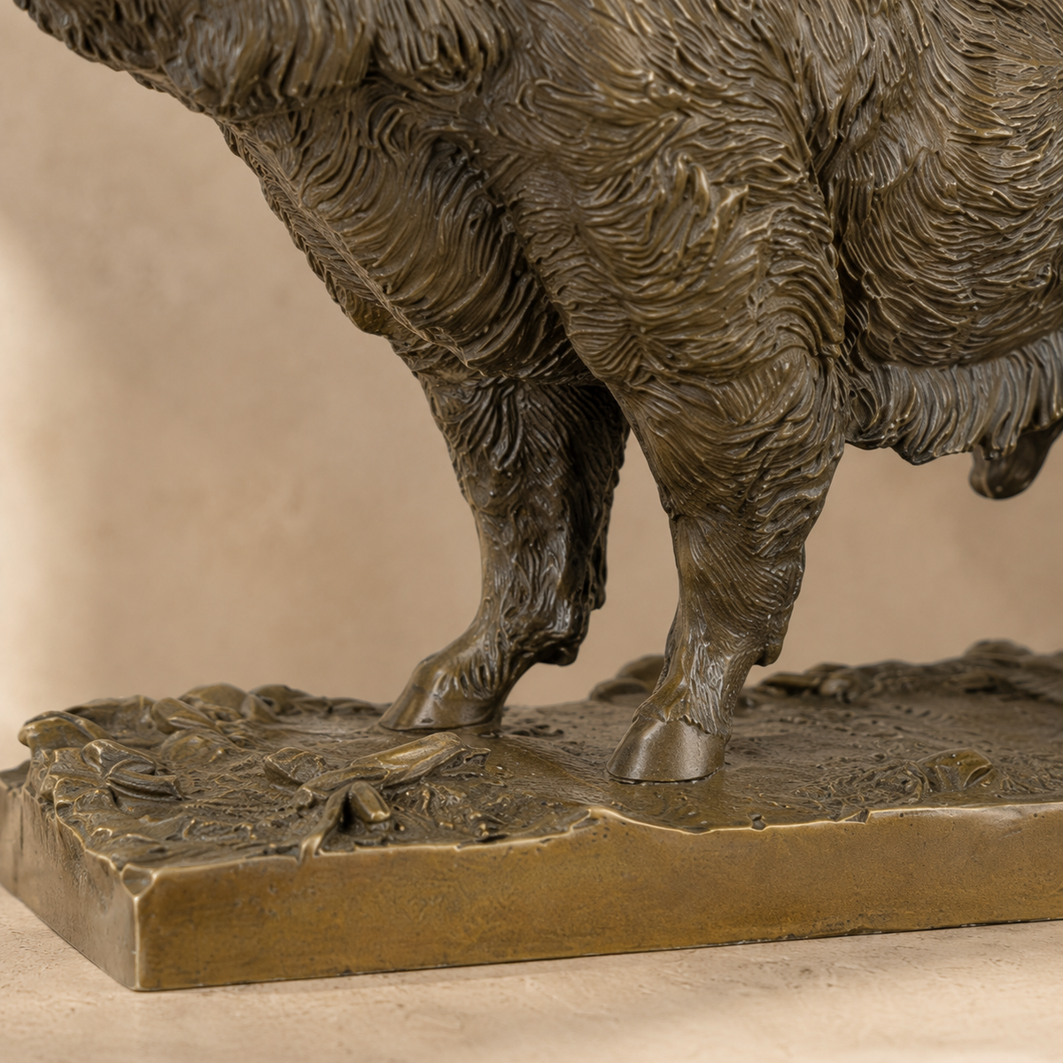 Sculpture en bronze patiné, sanglier en mouvement sur marbre, vue 4