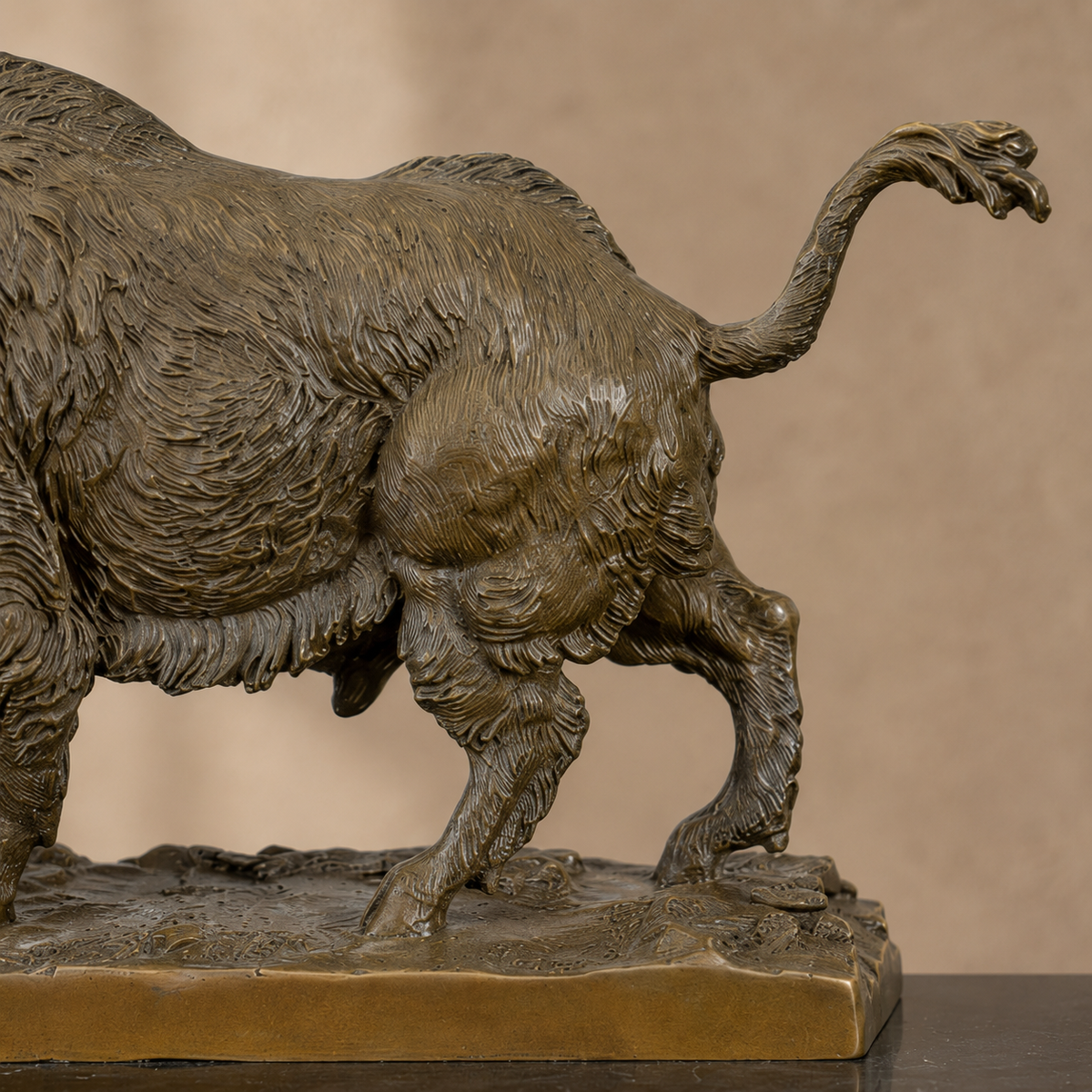 Sculpture en bronze patiné, sanglier en mouvement sur marbre, vue 6
