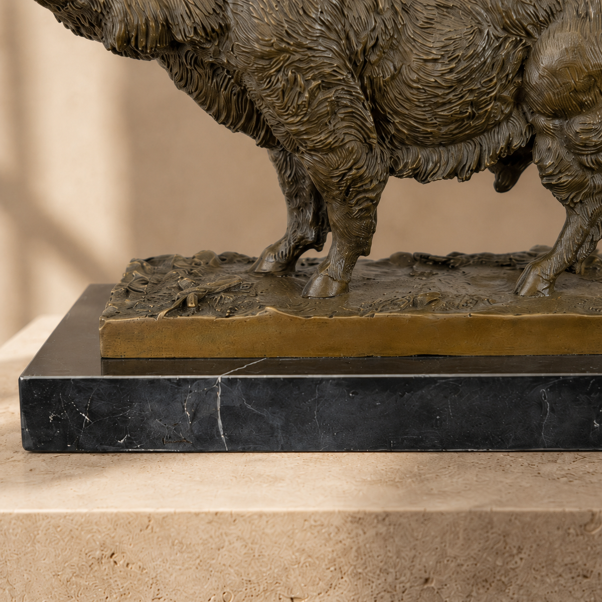 Sculpture en bronze patiné, sanglier en mouvement sur marbre, vue 7