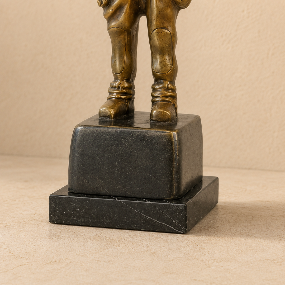 Sculpture en bronze patiné, scaphandrier en pied, vue 7