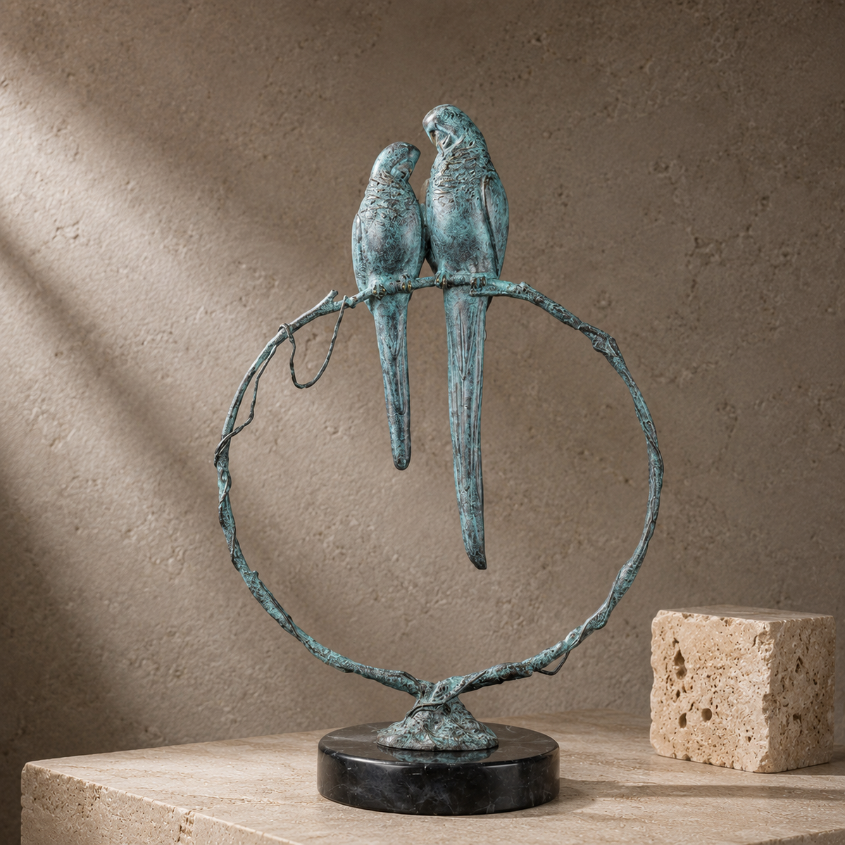 Sculpture en bronze patiné vert-de-gris couple de perroquets