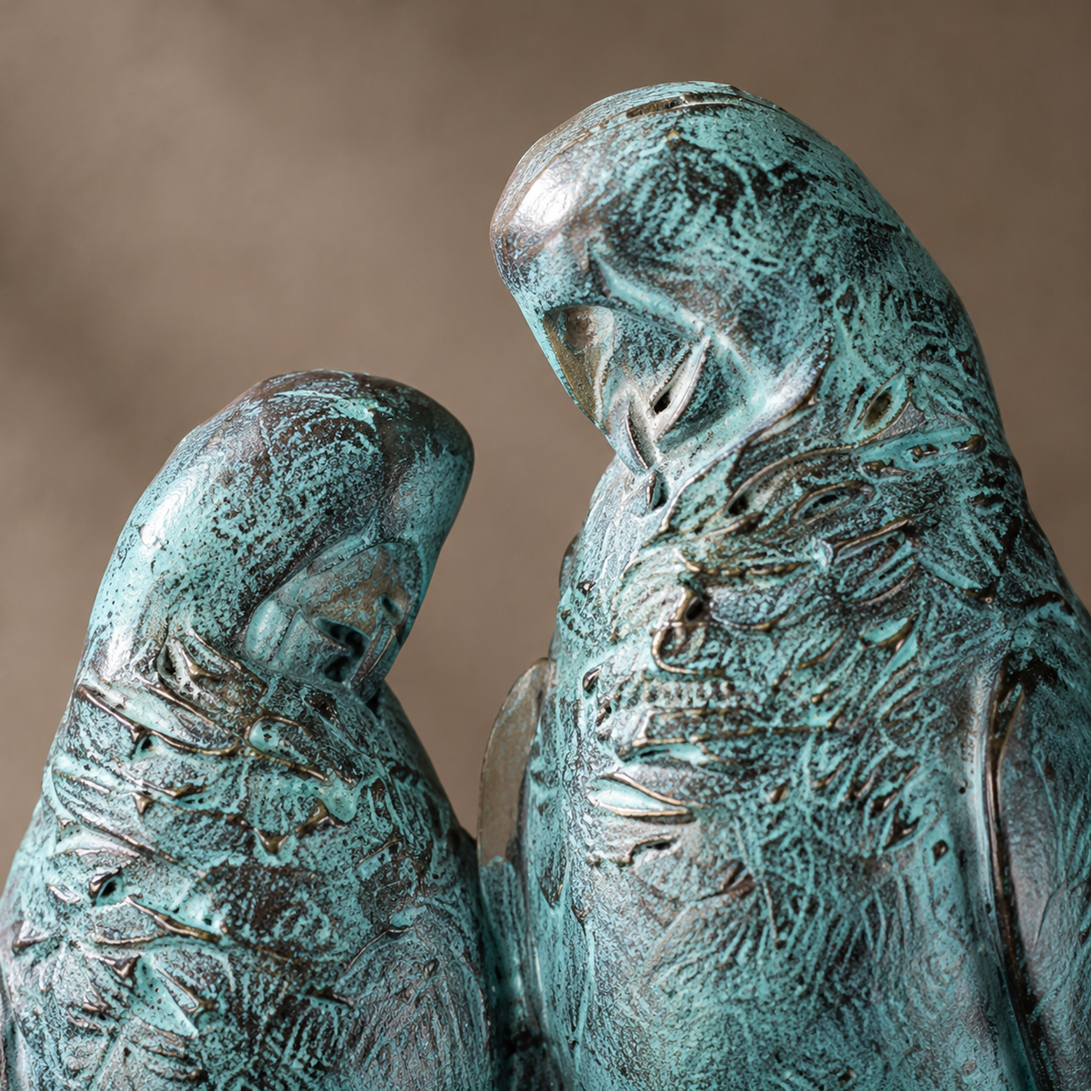 Sculpture en bronze patiné vert-de-gris couple de perroquets, vue 2
