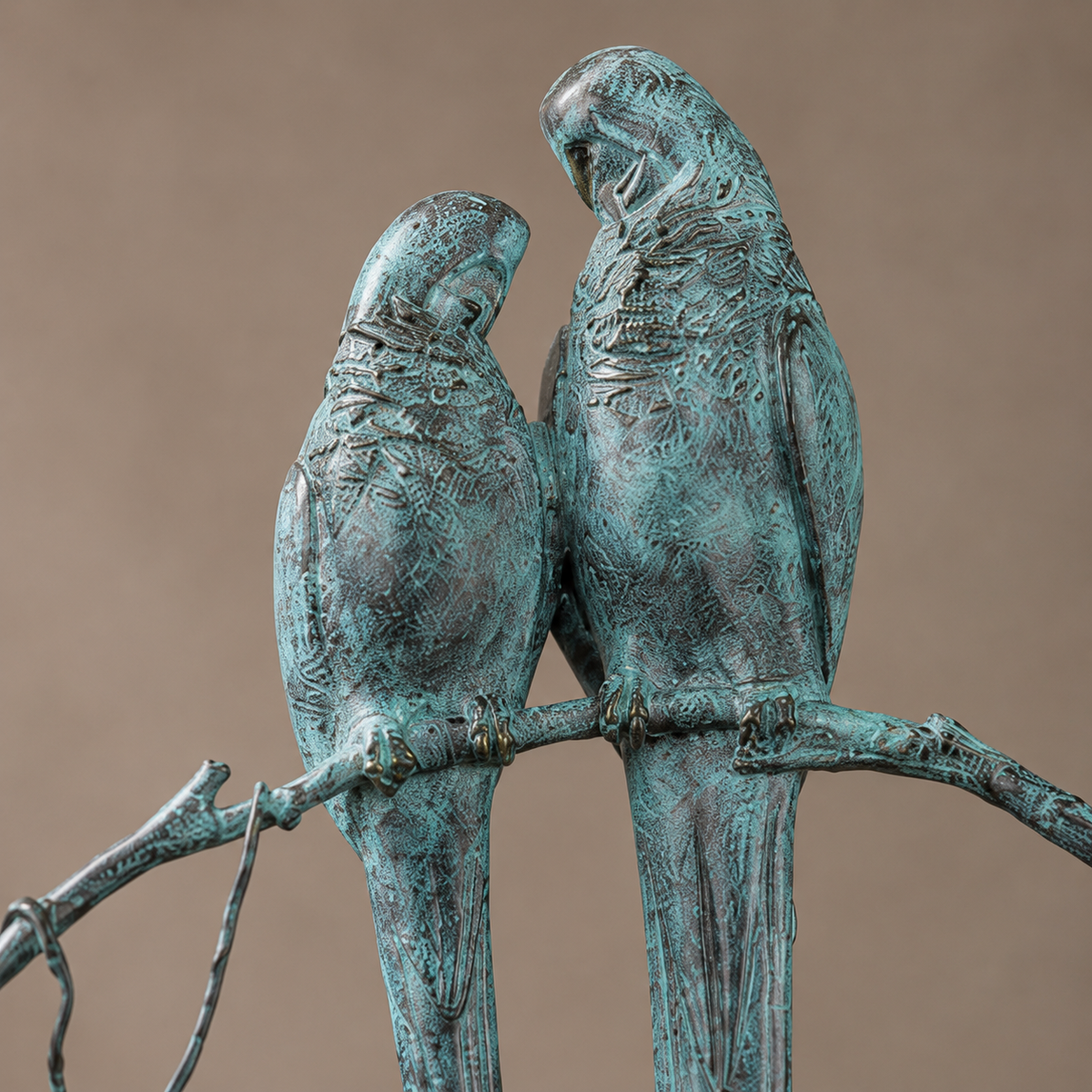 Sculpture en bronze patiné vert-de-gris couple de perroquets, vue 3
