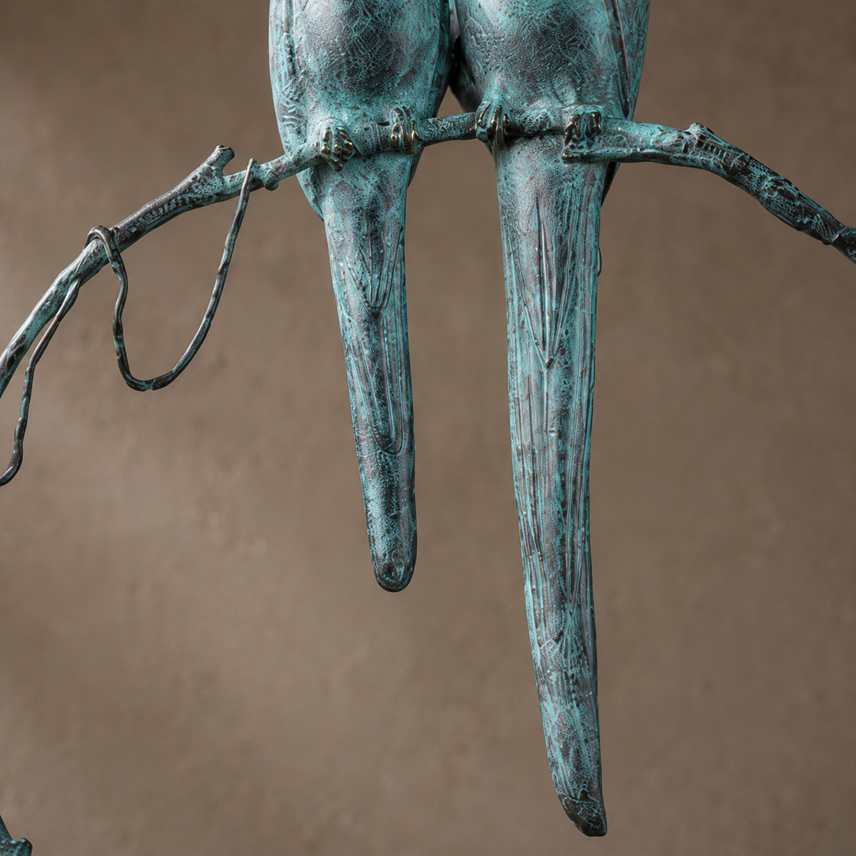 Sculpture en bronze patiné vert-de-gris couple de perroquets, vue 5
