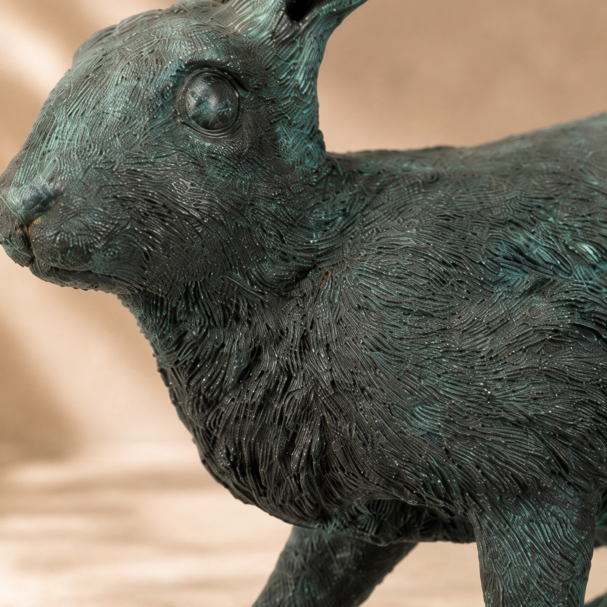 Sculpture en bronze patiné vert-de-gris, lièvre aux aguets, vue 4