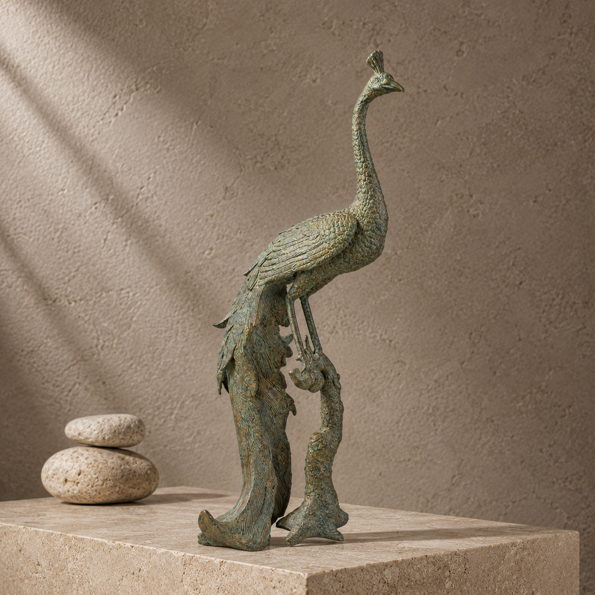 Sculpture en bronze patiné vert figurant un paon sur branche