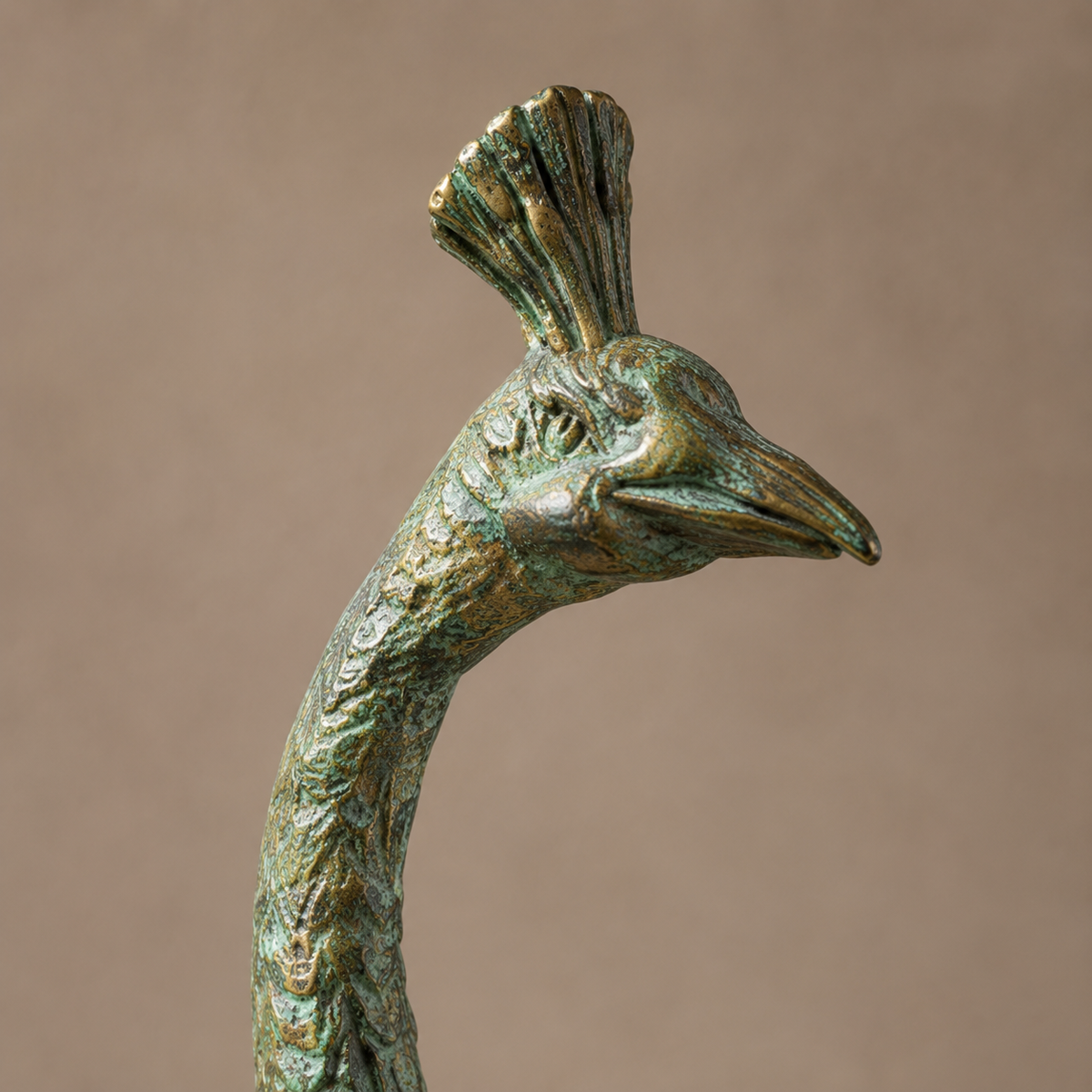 Sculpture en bronze patiné vert figurant un paon sur branche, vue 2