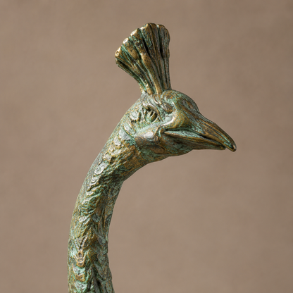 Sculpture en bronze patiné vert figurant un paon sur branche, vue 2