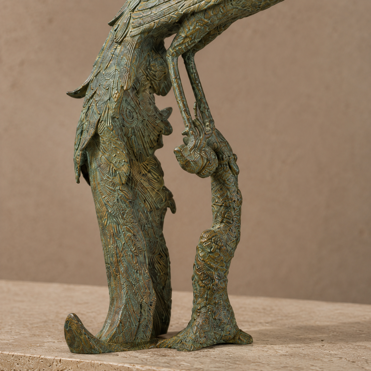 Sculpture en bronze patiné vert figurant un paon sur branche, vue 5