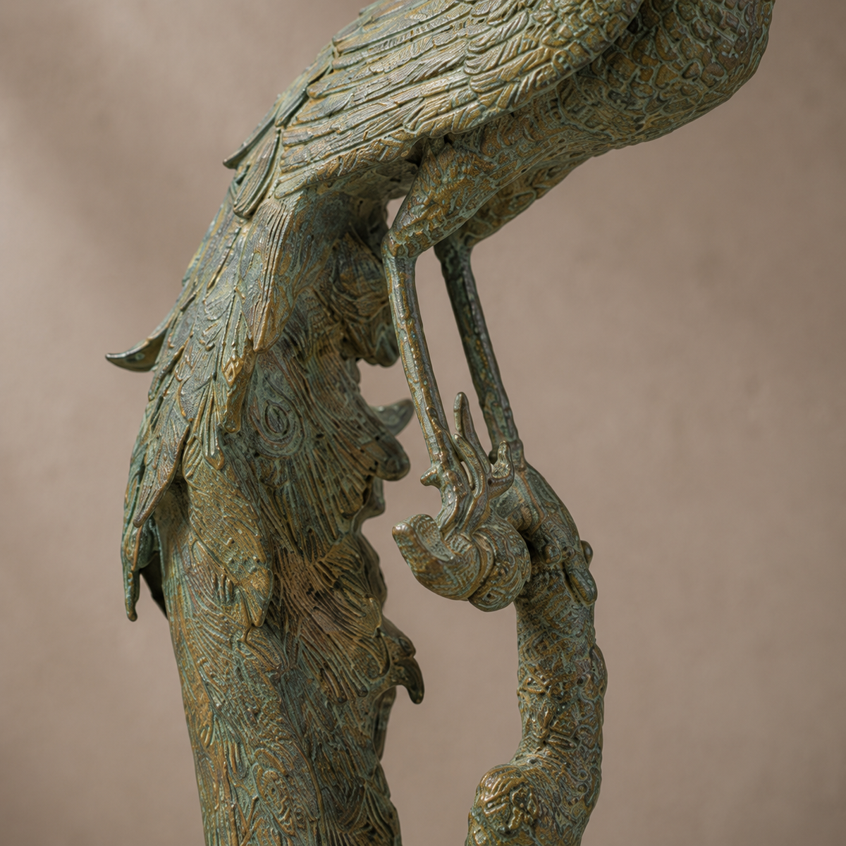 Sculpture en bronze patiné vert figurant un paon sur branche, vue 7