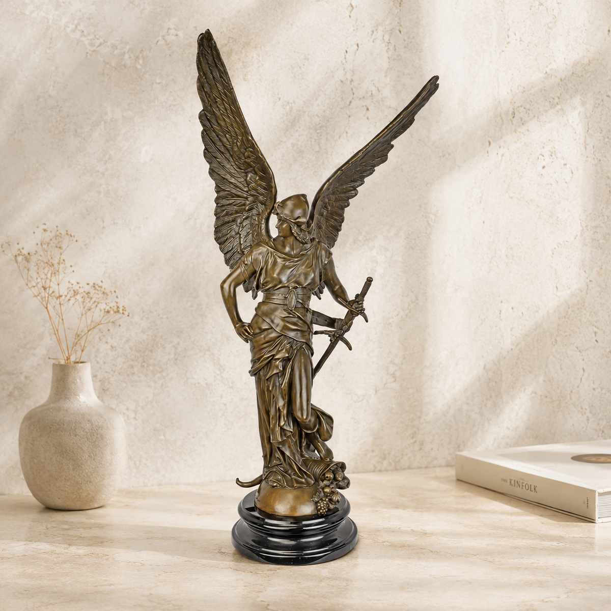 Sculpture en bronze patiné, victoire ailée à l'épée