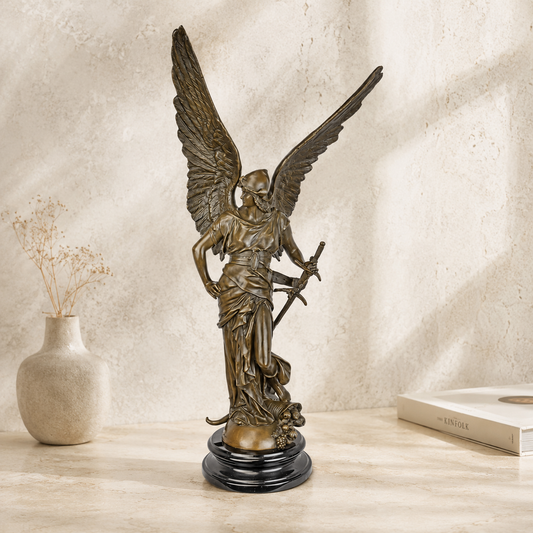 Sculpture en bronze patiné, victoire ailée à l'épée