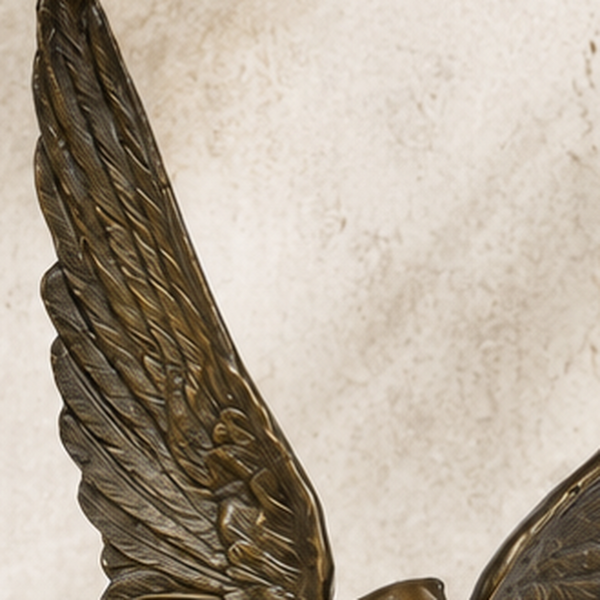 Sculpture en bronze patiné, victoire ailée à l'épée, vue 4