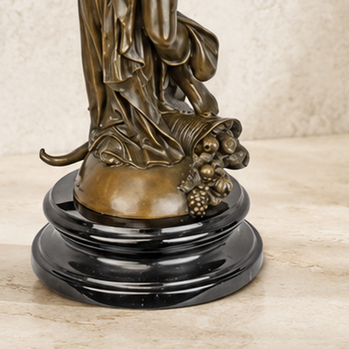 Sculpture en bronze patiné, victoire ailée à l'épée, vue 6