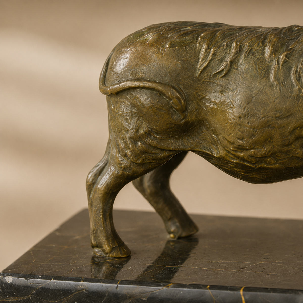 Sculpture en bronze phacochère sur socle en marbre veiné, vue 4